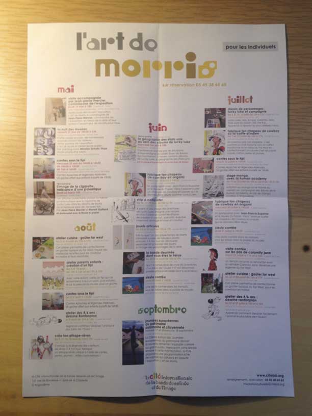 photographie du dépliant programme de médiation pour les individuels de l'exposition "L'art de Morris" de la Cité internationale de la bande dessinée et de l'image à Angoulême